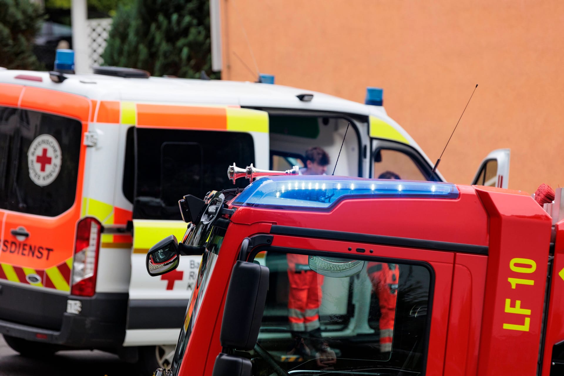 Feuerwehreinsatz in Passau (Symbolbild): Ein Mann hat sich bei einer Mutprobe schwer verletzt.