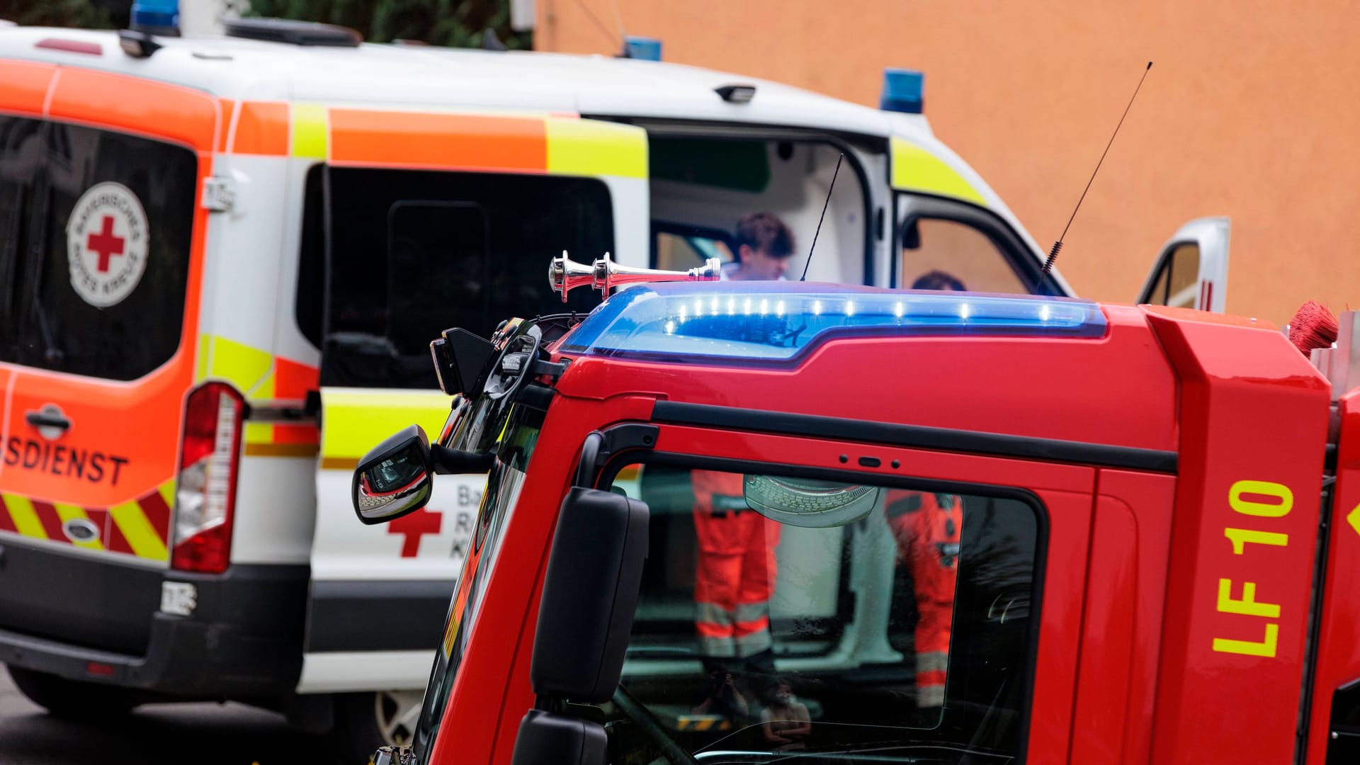 Feuerwehreinsatz in Passau (Symbolbild): Ein Mann hat sich bei einer Mutprobe schwer verletzt.