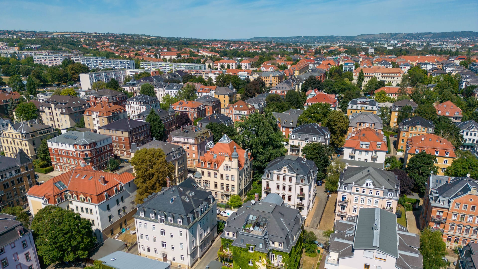 Luftaufnahme von einem Stadtteil in Dresden (Symbolbild): In ganz Sachsen hat die Zahl der Single-Haushalte zugenommen.