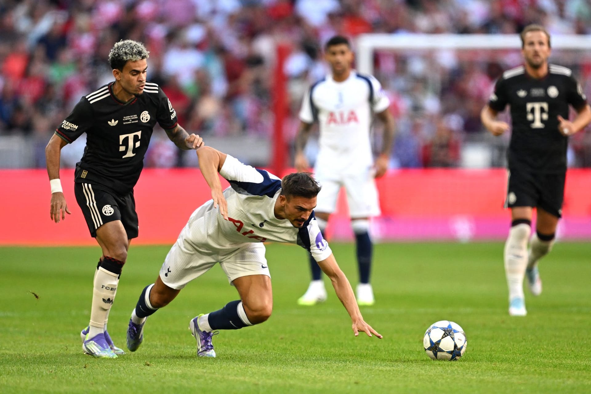 Luis Díaz (bis 76.): Erstmals in der Startelf. Trickste auch gegen Tottenham direkt wieder auf der linken Seite los. Auch er zeigte, dass er Spielverlagerungen per Diagonalball perfekt beherrscht (28.). Auf sein Debüttor muss er noch weiter warten. Blieb als einziger Feldspieler in der 67. Minute noch ein wenig länger auf dem Platz. Note 3