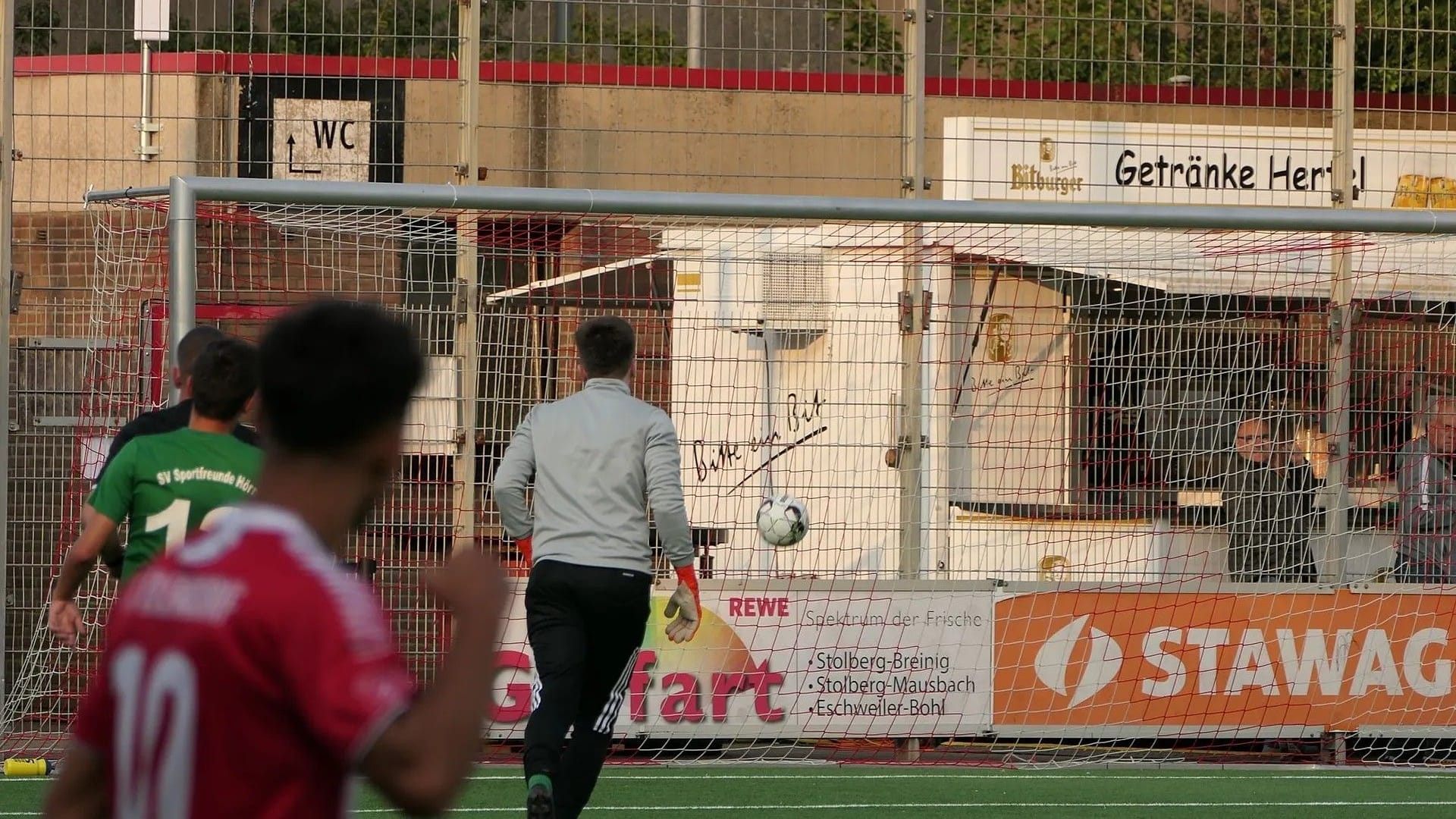 Der Ball liegt im Hörner Tor: Dieses Bild sollte sich im Spiel noch oft wiederholen.