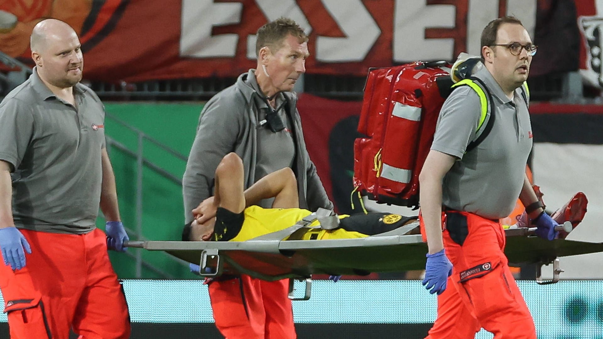 Yan Couto wird auf einer Trage vom Platz gebracht: Ihm droht wohl ein langer Ausfall. Yan Couto wird auf einer Trage vom Platz gebracht: Ihm droht wohl ein langer Ausfall.
