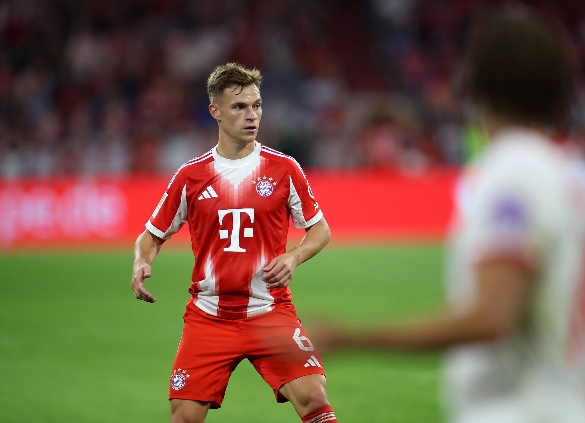 Joshua Kimmich: Der gewohnt ballsichere Stratege im Zentrum. Setzt Kane super in Szene (25.) und leitete viele Bayern-Angriffe ein. Spielte wieder einmal die meisten Pässe auf dem Platz und hatte kaum Fehler im Spiel. Note 2