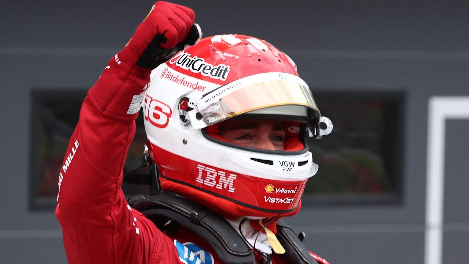 Jubel über die Pole Position: Ferrari-Pilot Charles Leclerc feiert den Quali-Erfolg in Ungarn.