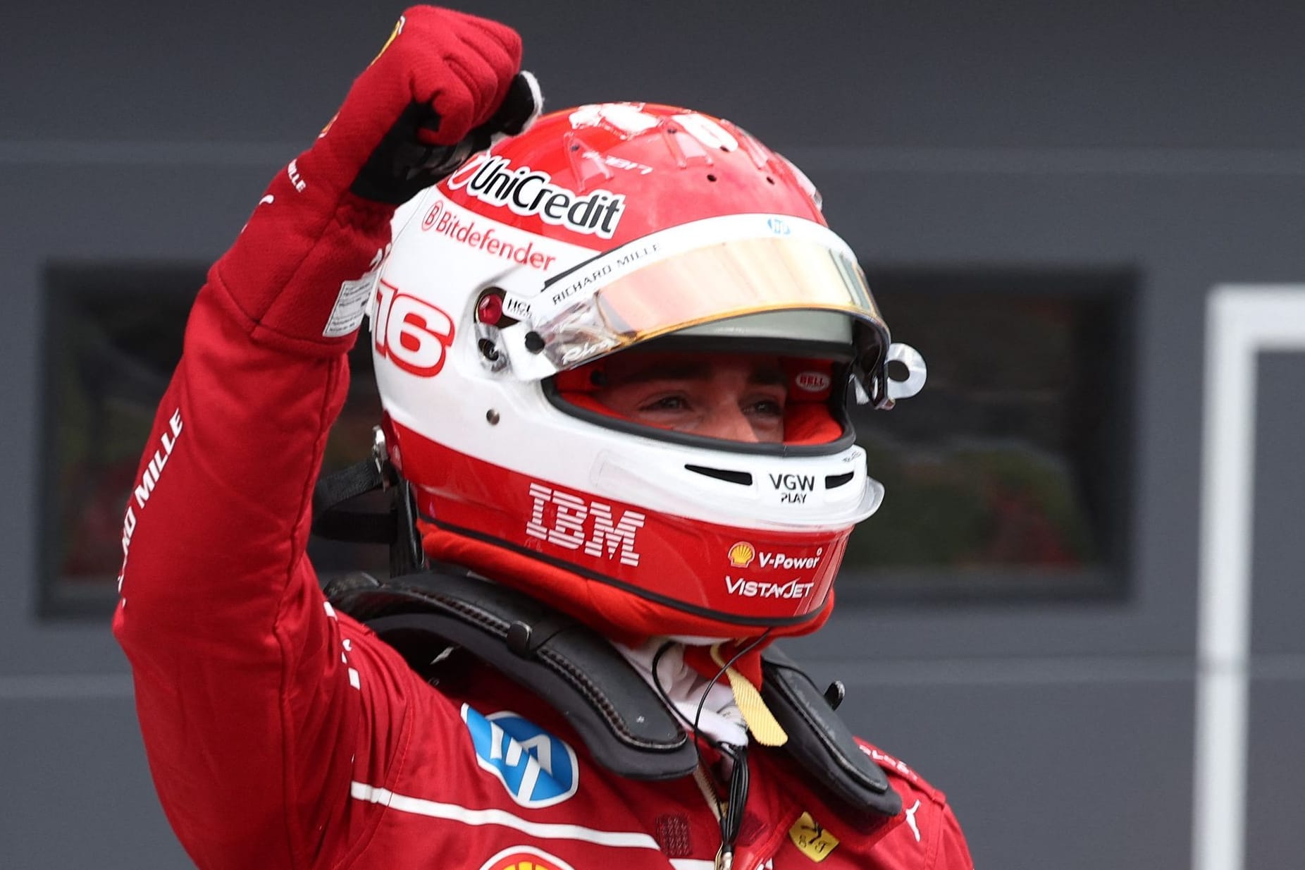 Jubel über die Pole Position: Ferrari-Pilot Charles Leclerc feiert den Quali-Erfolg in Ungarn.