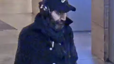Wer kennt diesen Mann? Er soll eine Wechselstube am Alexanderplatz überfallen haben.