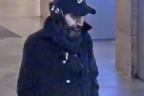 Wer kennt diesen Mann? Er soll eine Wechselstube am Alexanderplatz überfallen haben.