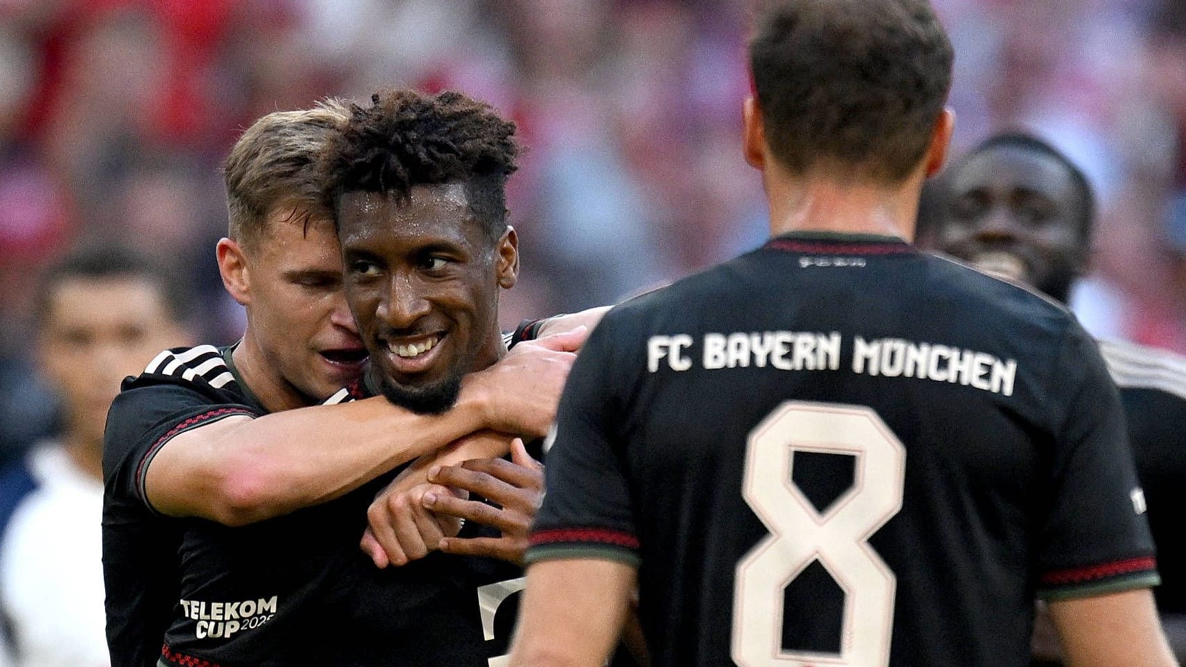 Kingsley Coman: Joshua Kimmich feiert den Franzosen für sein Traumtor beim 4:0 gegen Tottenham. Es könnte sein letztes Tor für Bayern gewesen sein. Kingsley Coman: Joshua Kimmich feiert den Franzosen für sein Traumtor beim 4:0 gegen Tottenham. Es könnte sein letztes Tor für Bayern gewesen sein.