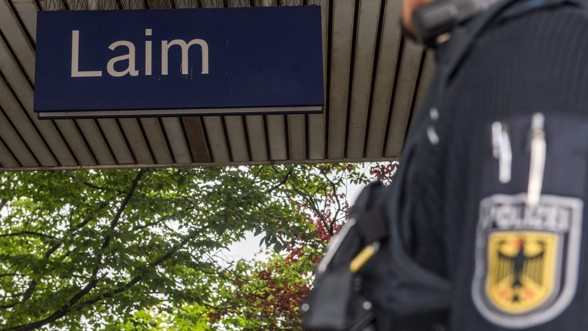 Ein Beamter der Bundespolizei am Bahnhof in Laim (Archivbild): Ein Beamter der Bundespolizei am Bahnhof in Laim (Archivbild):