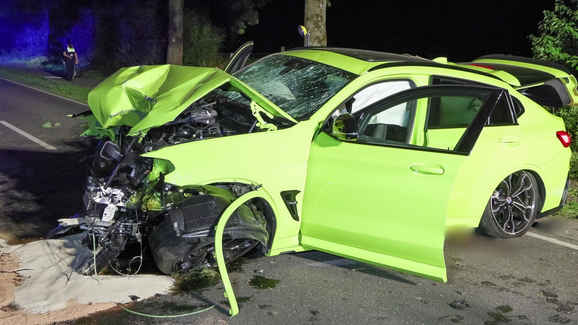 Großeinsatz: Dramatischer Unfall: PKW krachte frontal gegen Baum Großeinsatz: Dramatischer Unfall: PKW krachte frontal gegen Baum