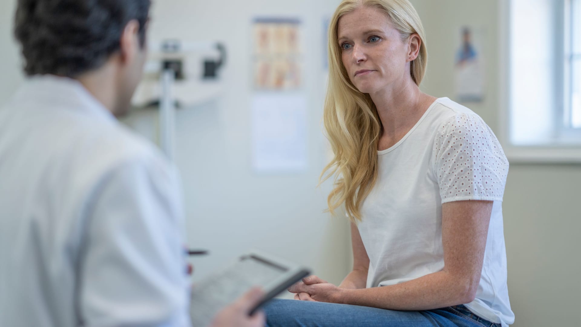 Frau beim Arzt: Bestimmte Harnwegsbeschwerden können in Zusammenhang mit Blasenkrebs stehen. Frau beim Arzt: Bestimmte Harnwegsbeschwerden können in Zusammenhang mit Blasenkrebs stehen.