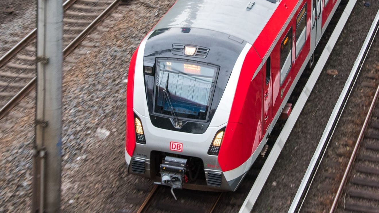 Eine Hamburger S-Bahn (Symbolfoto): Der Lokführer verhinderte durch eine Notbremsung Schlimmeres.
