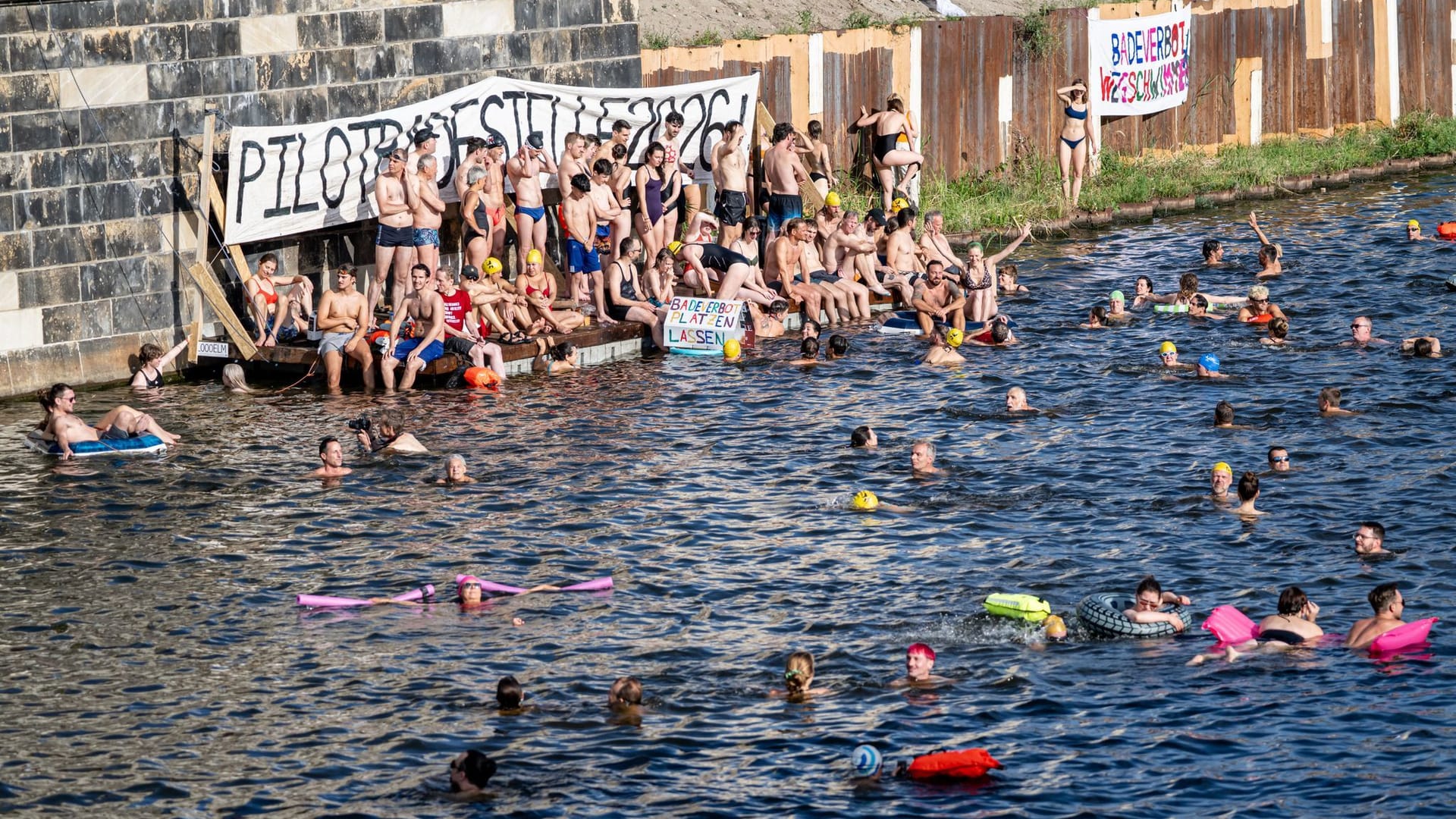 Schwimmdemo "Badeverbot wegschwimmen"