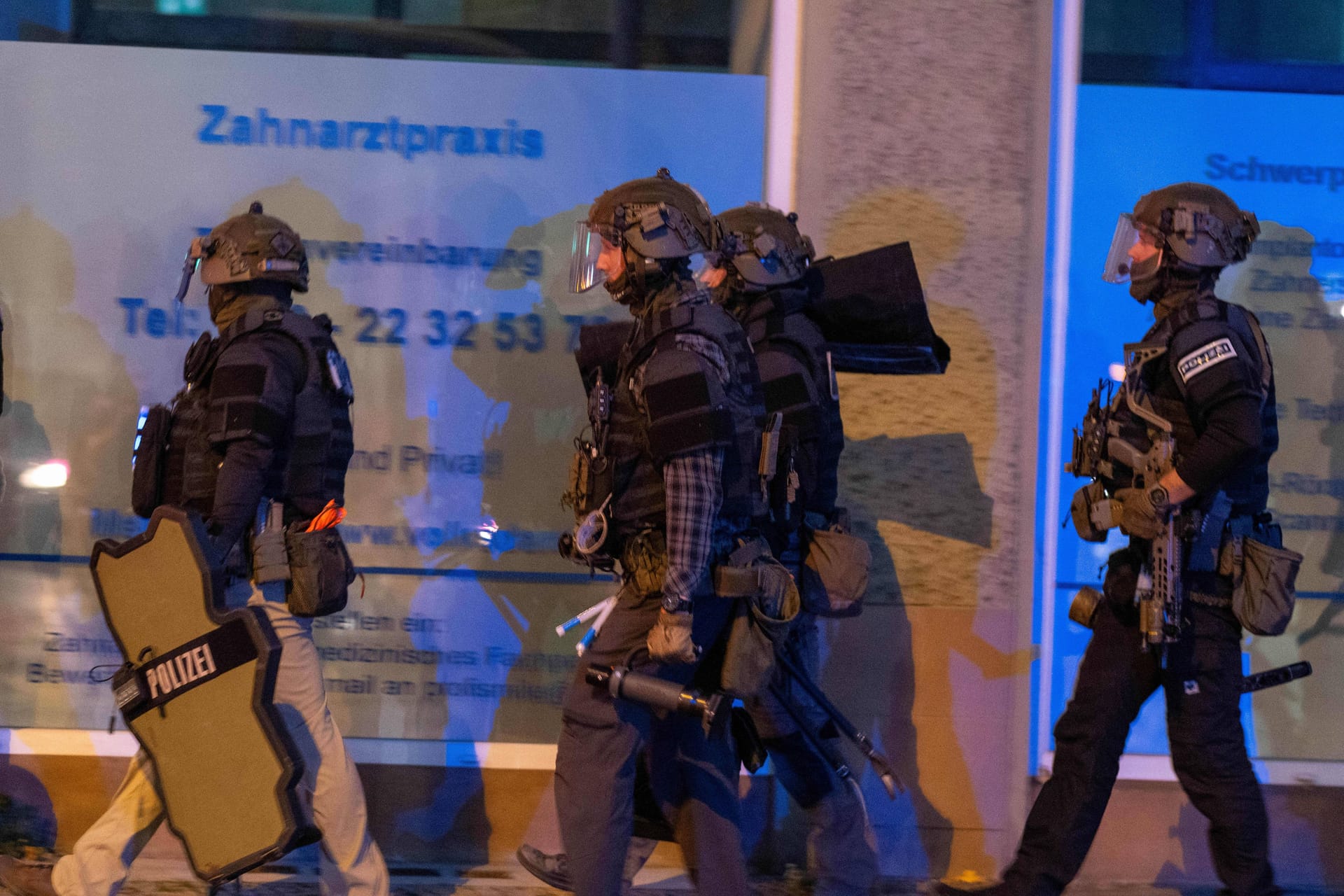Schwerbewaffnete Berliner Polizisten im Einsatz (Symbolfoto): Im Steglitzer Heizkraftwerk kam es am Mittwochabend zu einem brisanten Vorfall.