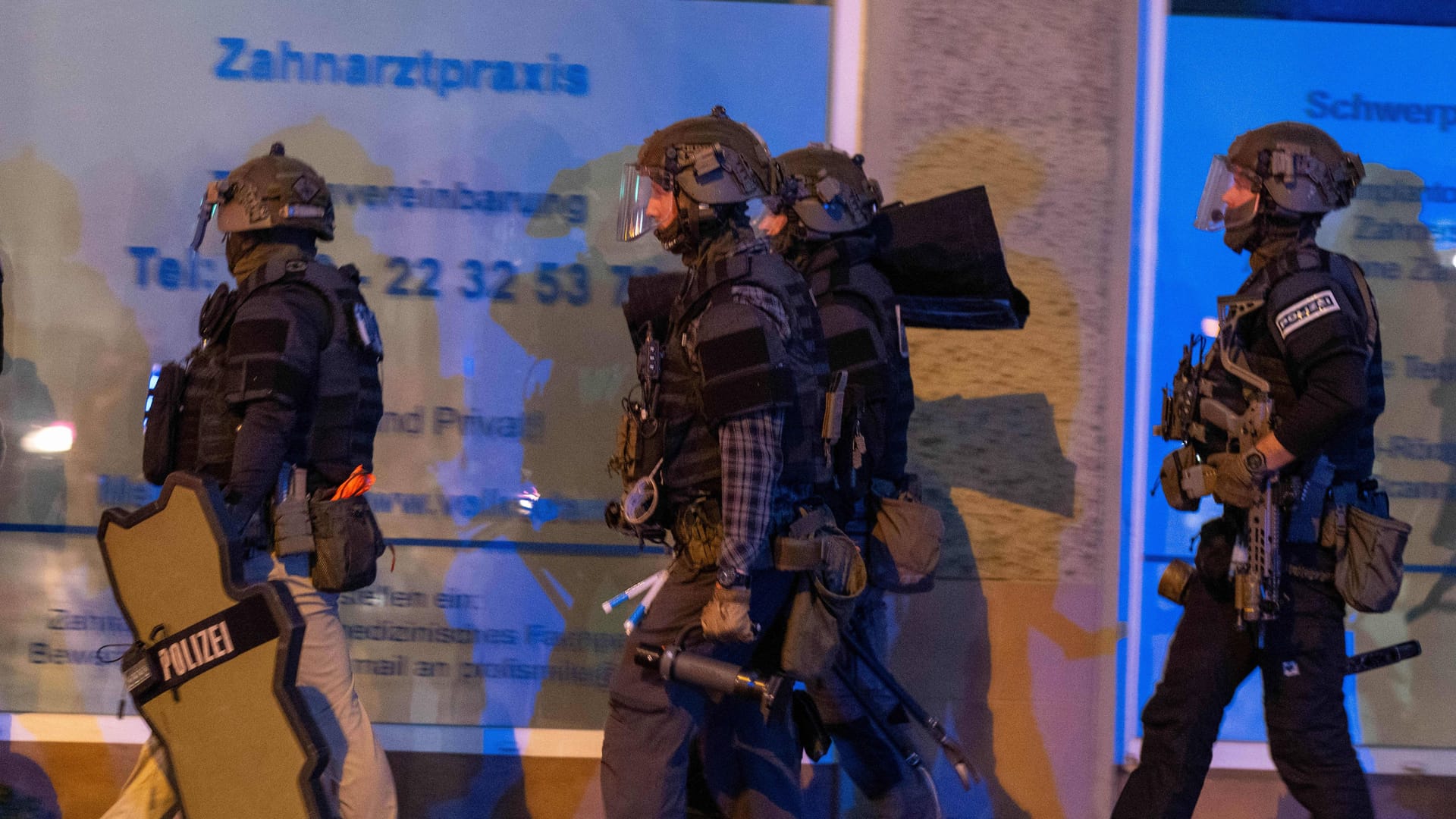 Schwerbewaffnete Berliner Polizisten im Einsatz (Symbolfoto): Im Steglitzer Heizkraftwerk kam es am Mittwochabend zu einem brisanten Vorfall. Schwerbewaffnete Berliner Polizisten im Einsatz (Symbolfoto): Im Steglitzer Heizkraftwerk kam es am Mittwochabend zu einem brisanten Vorfall.