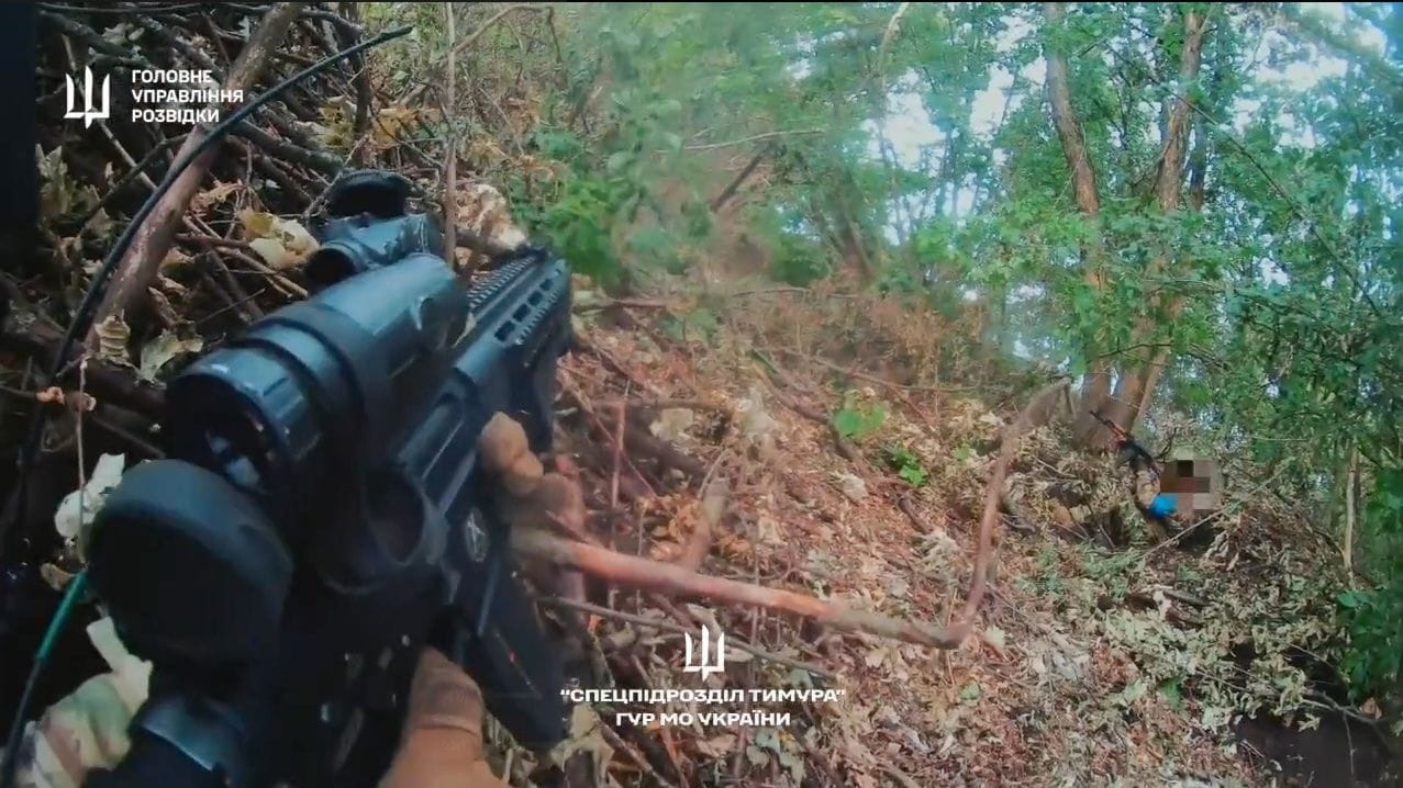 Das Gewehr eines Soldaten der Timur-Einheit ist beim Angriff in Sumy zu sehen.