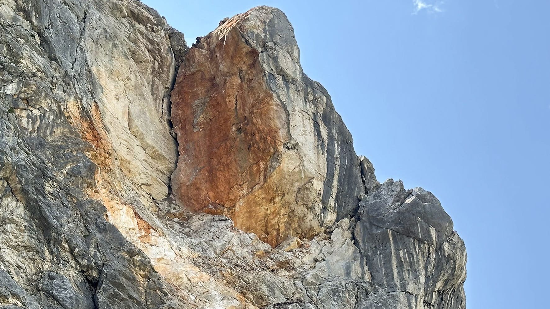 Hier herrscht laut Nationalpark Berchtesgaden Lebensgefahr: Tausende Kubikmeter Stein drohen abzubrechen.