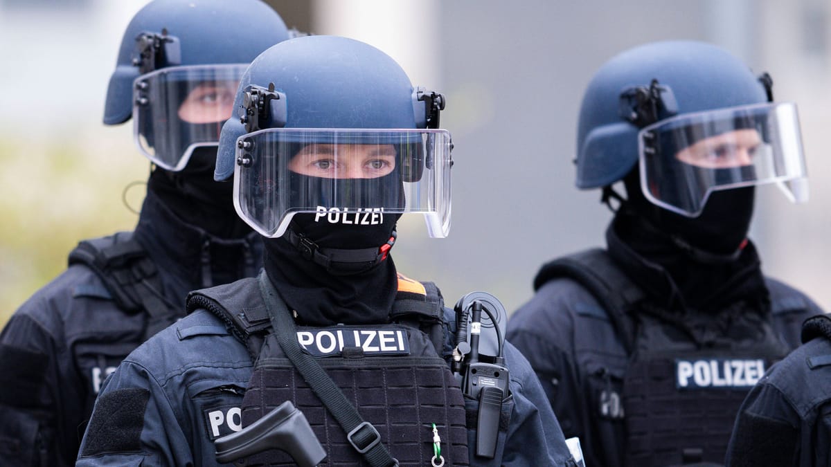 Spezialkräfte befreien Frau aus Wohnung in Iserbrook