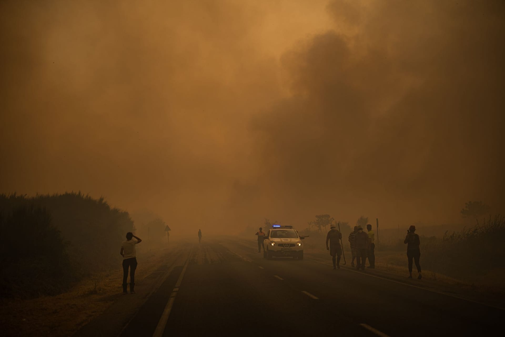 Einwohner von Cualedro, in der Provinz Ourense, Galicien, beobachten die Ausbreitung des Feuers. Einwohner von Cualedro, in der Provinz Ourense, Galicien, beobachten die Ausbreitung des Feuers.