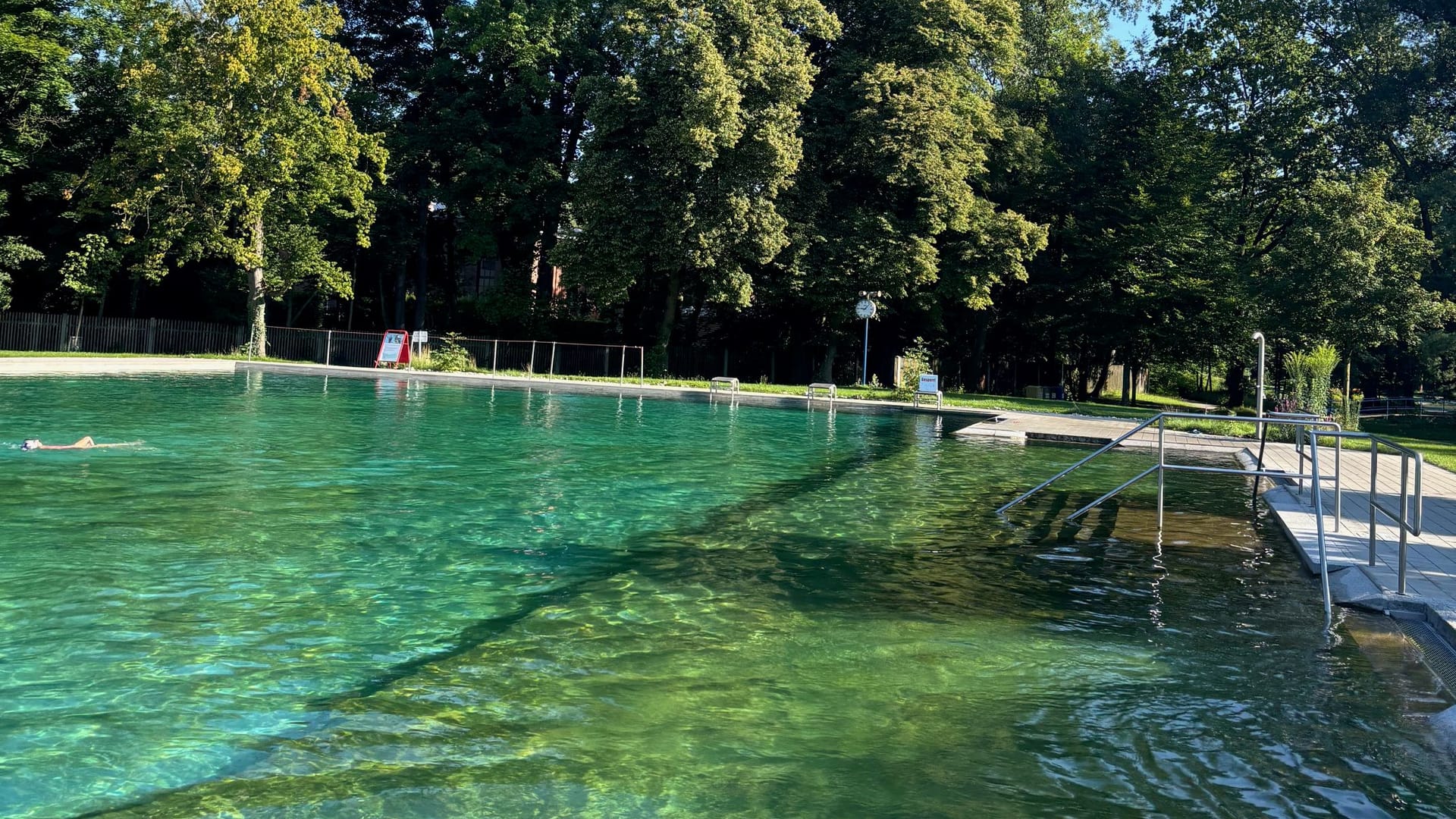 Ohne chemische Zusätze wird das kristallklare Wasser gereinigt und verleiht ihm so seine natürliche Farbe. Ohne chemische Zusätze wird das kristallklare Wasser gereinigt und verleiht ihm so seine natürliche Farbe.