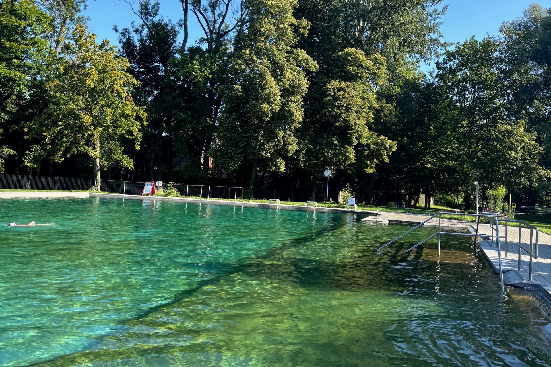 Ohne chemische Zusätze wird das kristallklare Wasser gereinigt und verleiht ihm so seine natürliche Farbe.