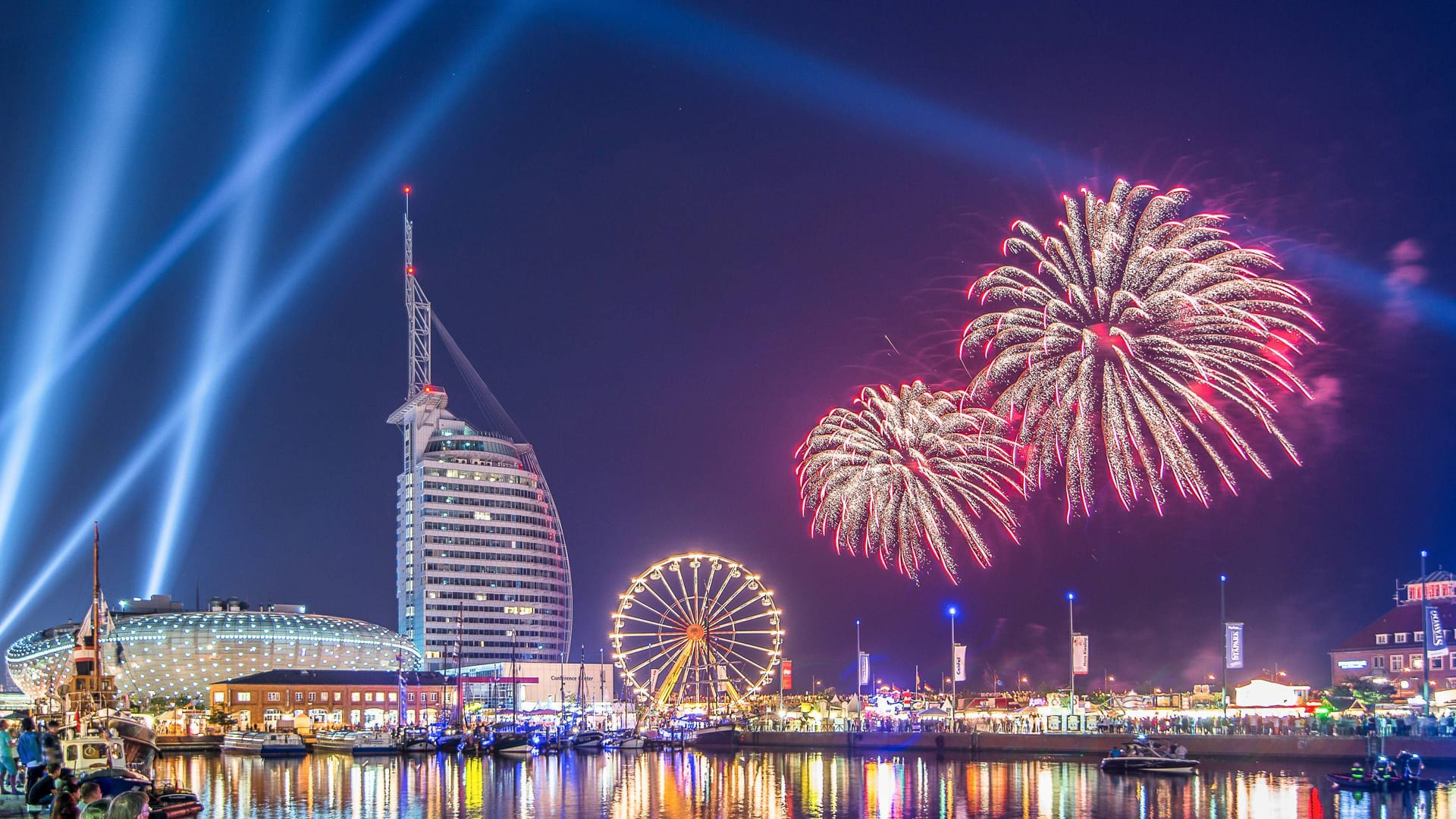 Feuerwerk während der Sail (Archivbild): Die Polizei behält das Geschehen auch per Video im Blick.