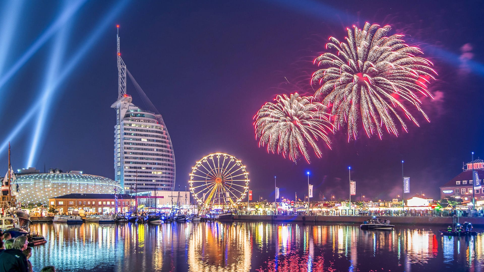 Feuerwerk während der Sail (Archivbild): Die Polizei behält das Geschehen auch per Video im Blick.
