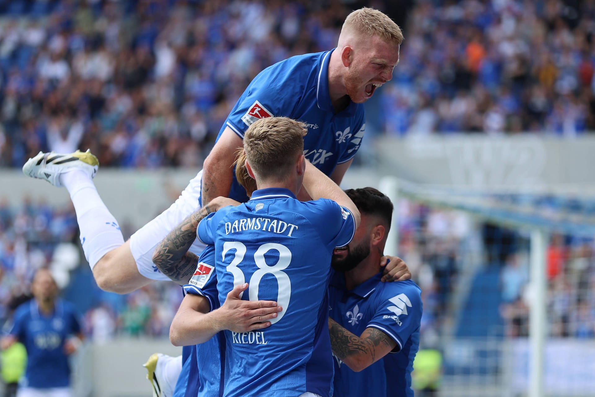 Im Torrausch: Die Darmstädter um Isac Lidberg jubeln im Spiel gegen den VfL Bochum.