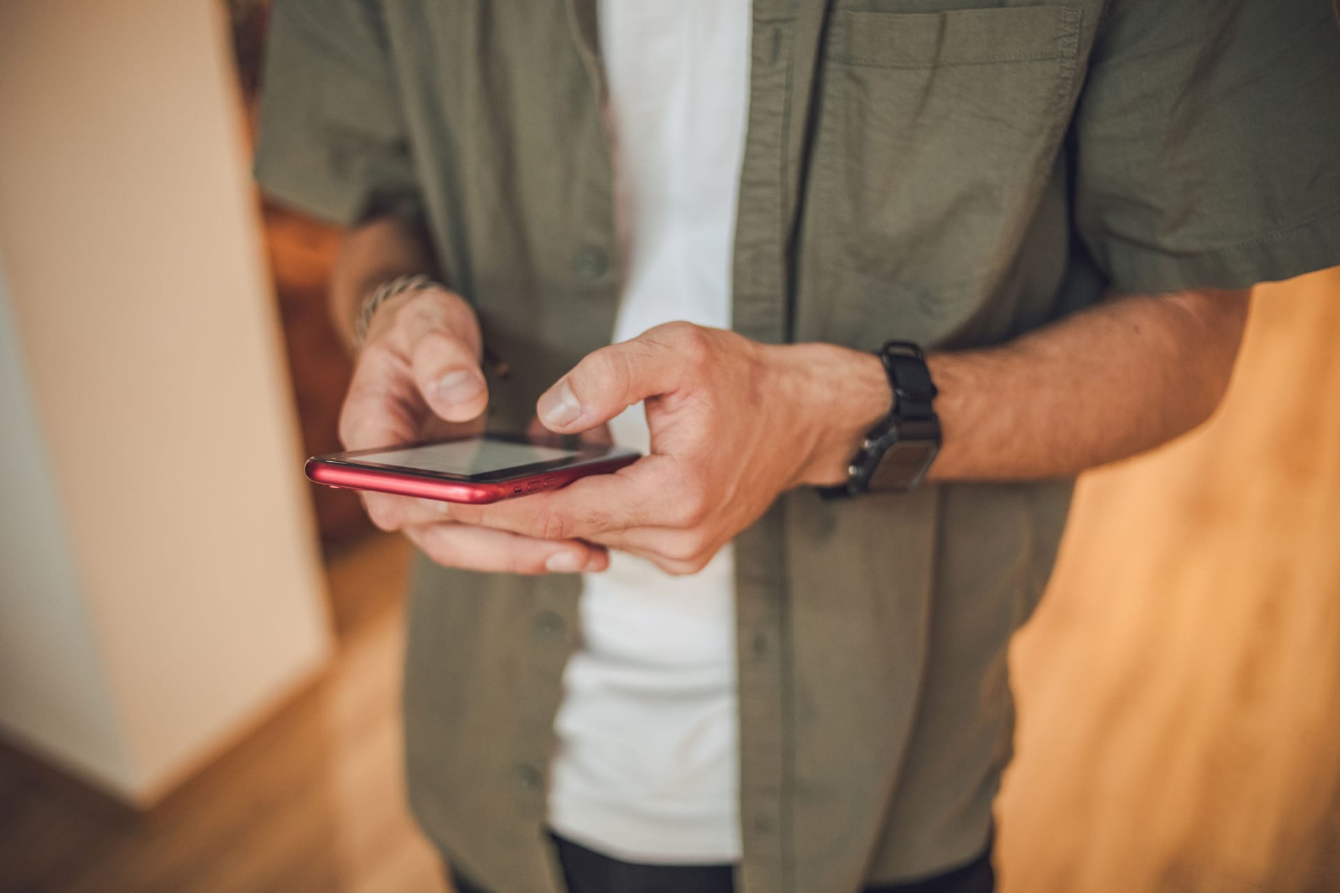 Private Nachrichten bei WhatsApp: Beleidigungen gegen den Chef können unter Umständen zur Kündigung führen (Symbolbild).