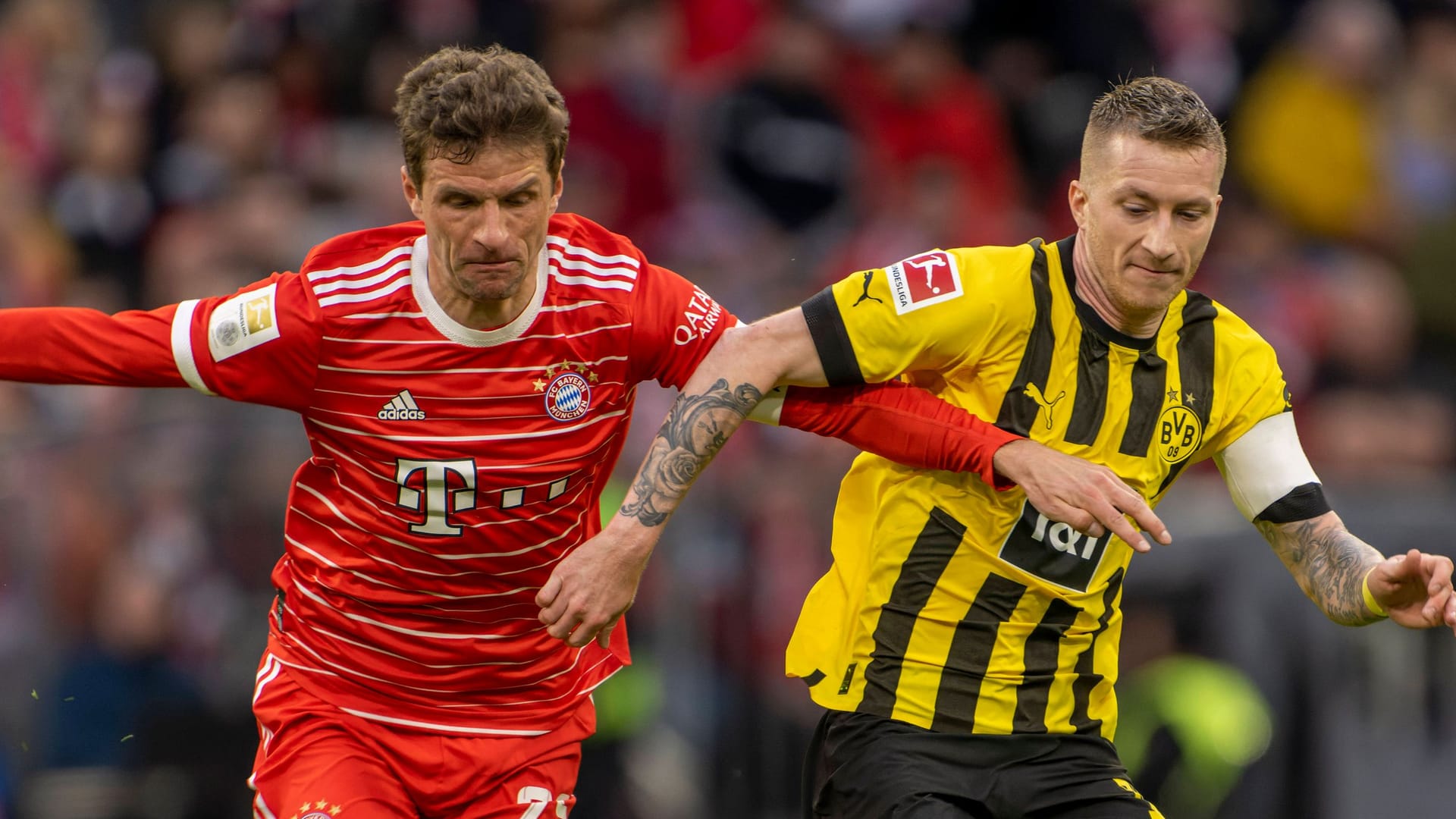Weggefährten: Thomas Müller (li.) und Marco Reus, hier bei einem Duell der Bayern gegen Dortmund im April 2023.