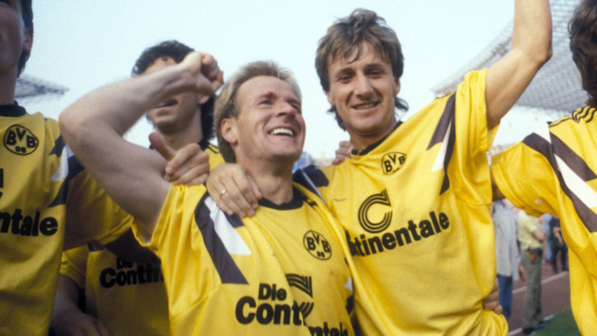 Frank Mill (r.) Arm in Arm mit Murdo MacLeod: Der ehemalige Stürmer starb am Dienstagmorgen. Frank Mill (r.) Arm in Arm mit Murdo MacLeod: Der ehemalige Stürmer starb am Dienstagmorgen.