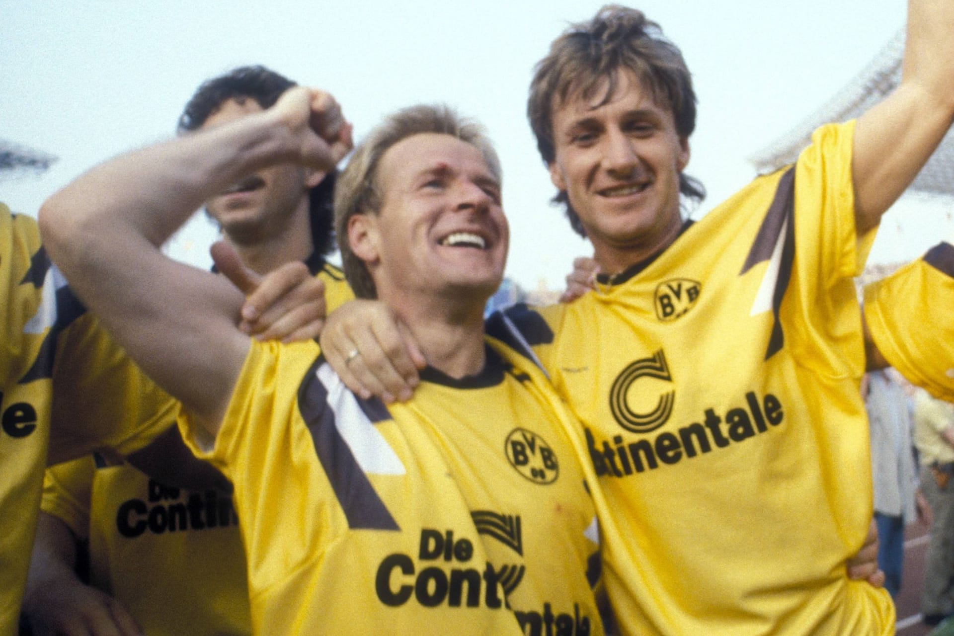 Frank Mill (r.) Arm in Arm mit Murdo MacLeod: Der ehemalige Stürmer starb am Dienstagmorgen.