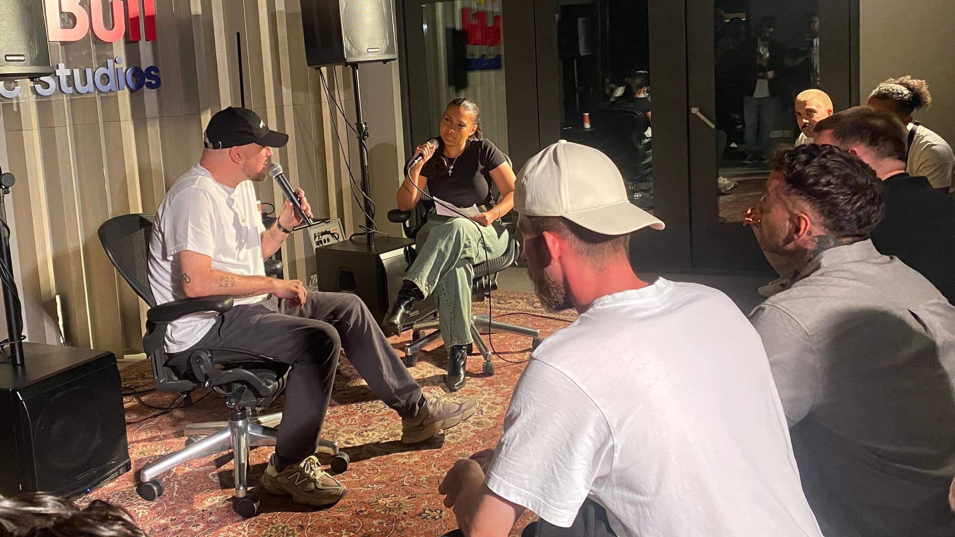 Kool Savas (links): Der Rapper stellte seine neues Album "Lan Juks" in Berlin vor und musste den Raum verlassen, als der Song "Smoove" gespielt wird. Kool Savas (links): Der Rapper stellte seine neues Album "Lan Juks" in Berlin vor und musste den Raum verlassen, als der Song "Smoove" gespielt wird.