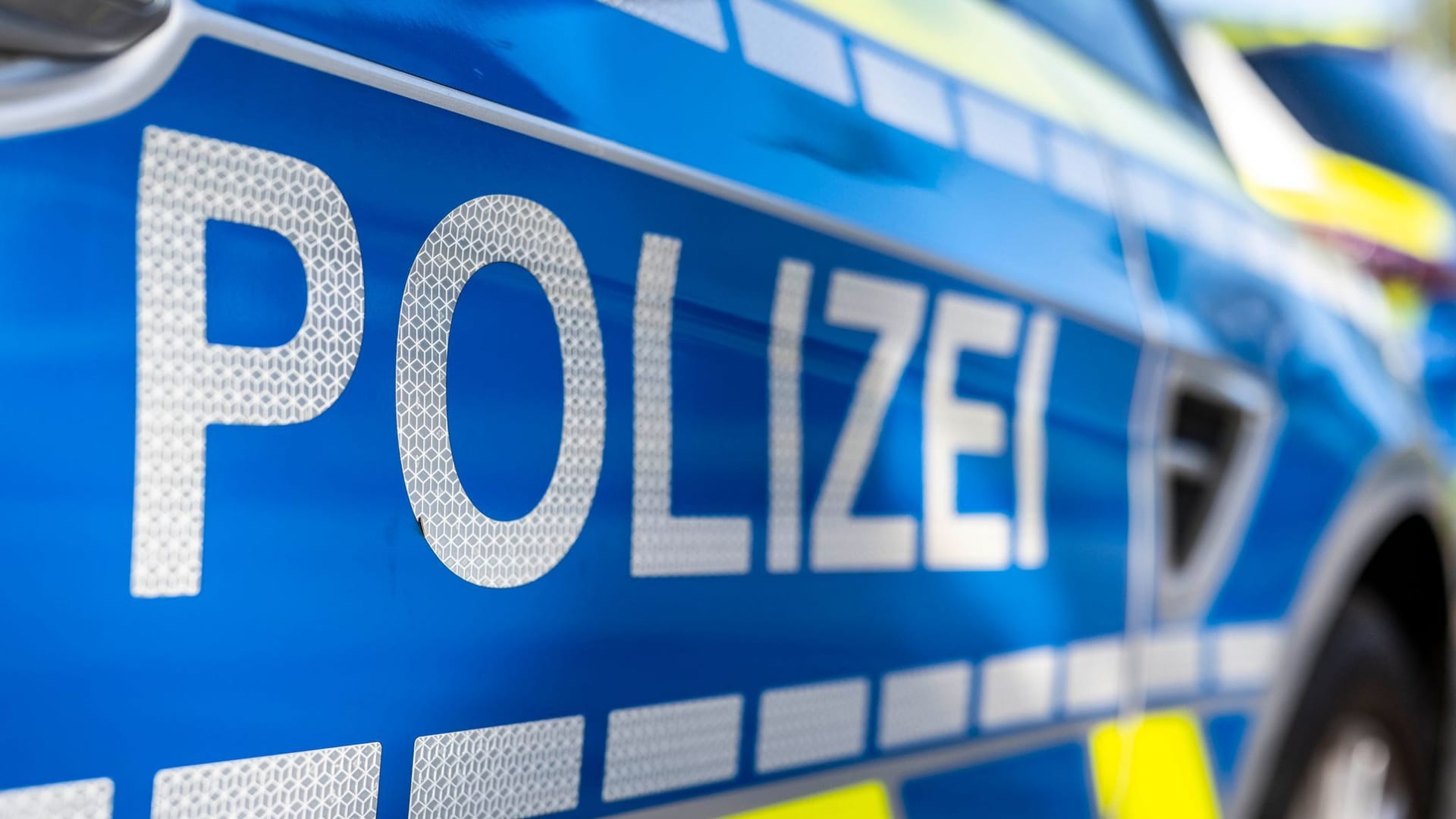 Streifenwagen mit Polizei-Schriftzug (Symbolbild): Schutzengel verletzt – mutiger US-Bürger in Dresden attackiert, Polizei sucht Verdächtigen.