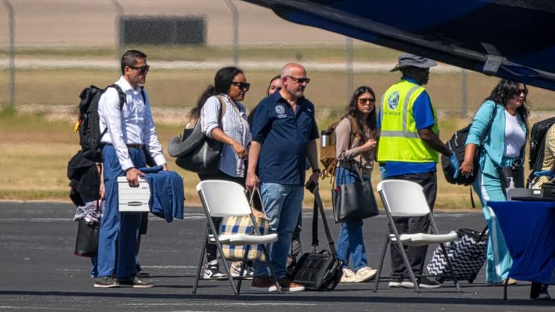 Demokratische Abgeordnete aus Texas besteigen ein Flugzeug am South Terminal in Austin, um außerhalb des Bundesstaats zu gelangen.