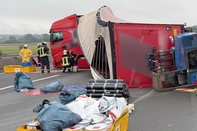 Der umgekippte Lkw-Anhänger blockiert die Fahrbahn: Wie lange die Sperrung noch dauert, ist unklar.