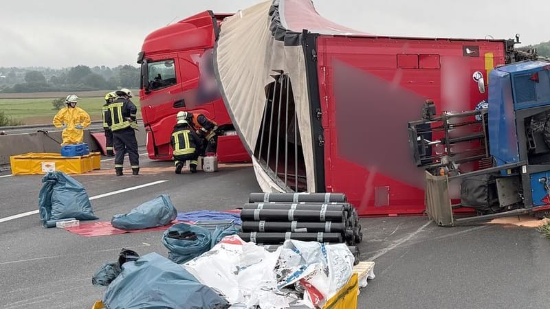 Der umgekippte Lkw-Anhänger blockiert die Fahrbahn: Wie lange die Sperrung noch dauert, ist unklar.