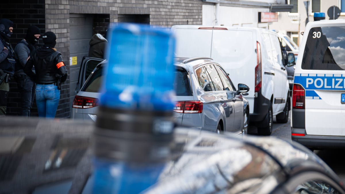 Policija v Bremnu zasegla orožje in propagandni material pri domnevnih skrajnih desničarjih