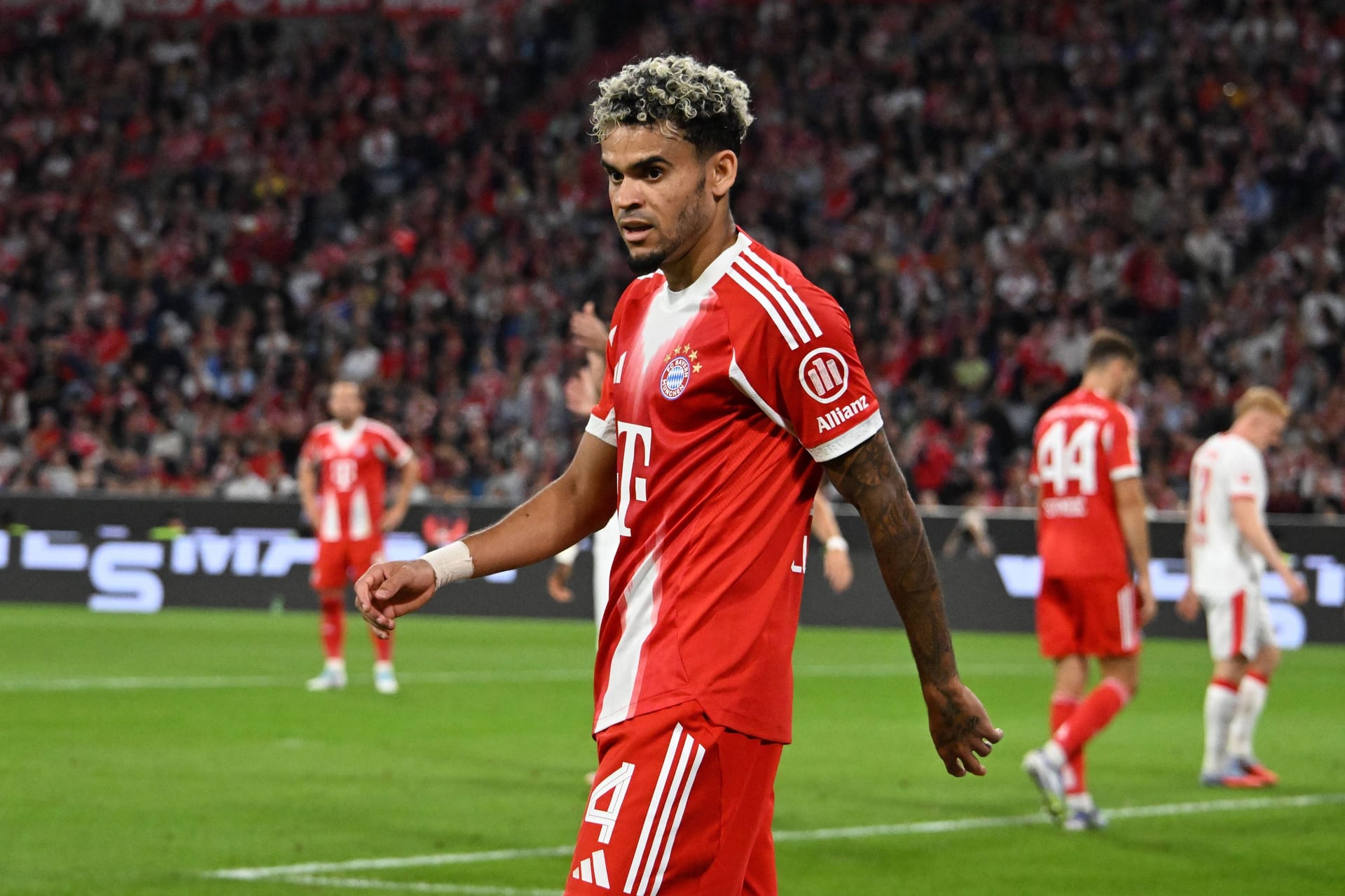 Luis Díaz: Erst ein Tor im Supercup, nun ein Tor in der Bundesliga, dazu gleich zwei Torvorlagen. Der Kolumbianer bewies dabei auch herausragendes Timing, als er Kane zum 4:0 in Szene setzte. Zum einen schloss er die meisten Dribblings des Spiels ab (vier) und erspielte die meisten Chancen des Spiels (vier). So wird er zum Unterschiedsspieler für Bayern. Note 1