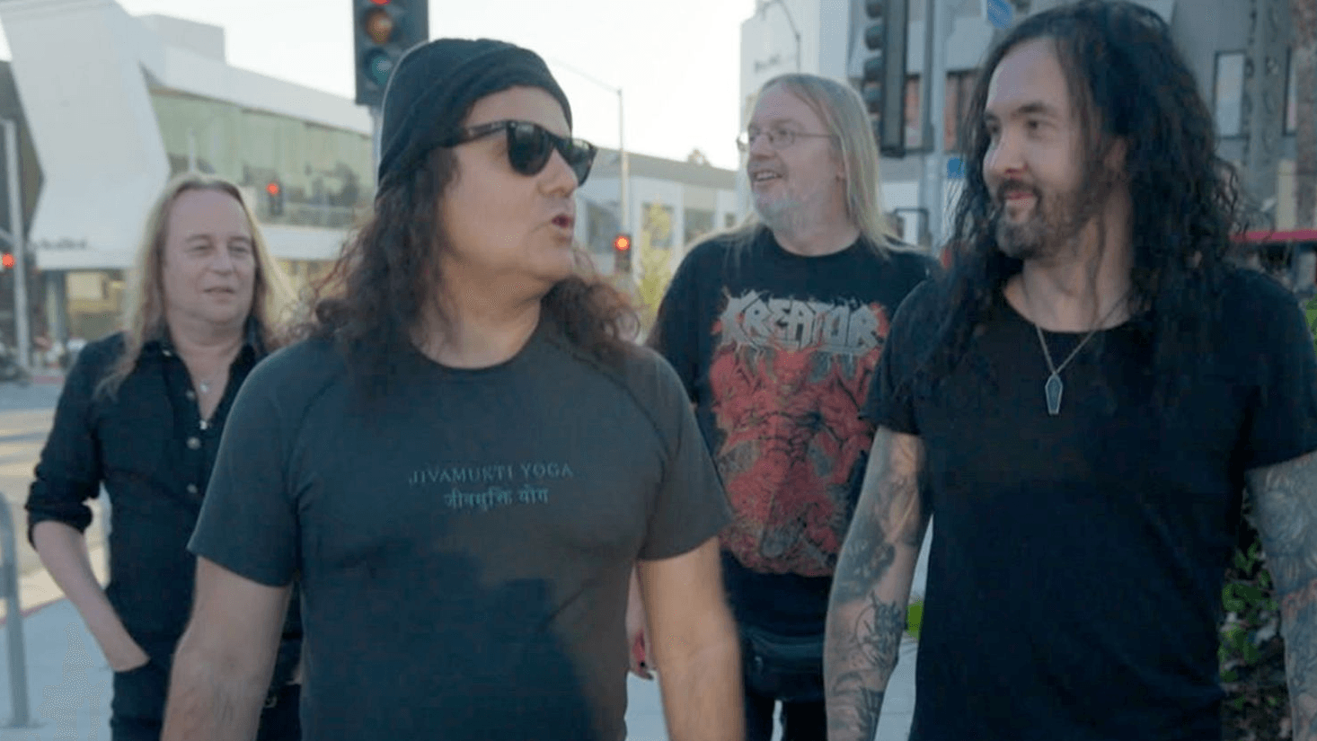 Sami, Mille, Ventor und Frédéric beim Spaziergang: Die Doku gibt viele private Einblicke in das Leben der Metal-Band.