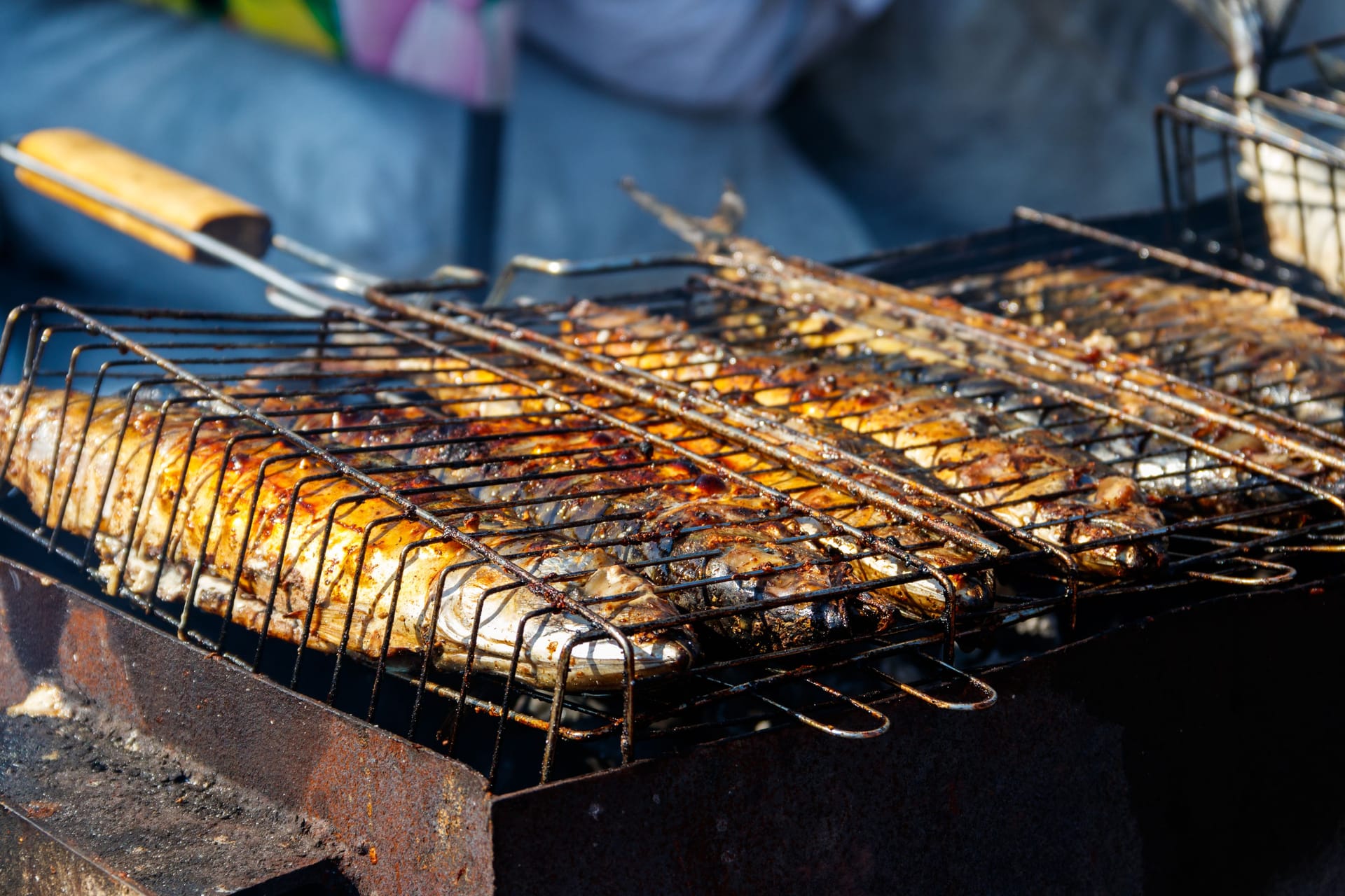 Gegrillter Fisch: Auch erhitzen schützt nicht vor einer Vergiftung.