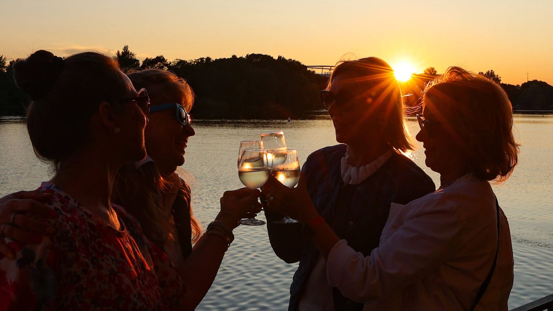 Vier Frauen stoßen auf dem Maschseefest an (Archivbild): Das Seefest geht noch bis zum 17. August.