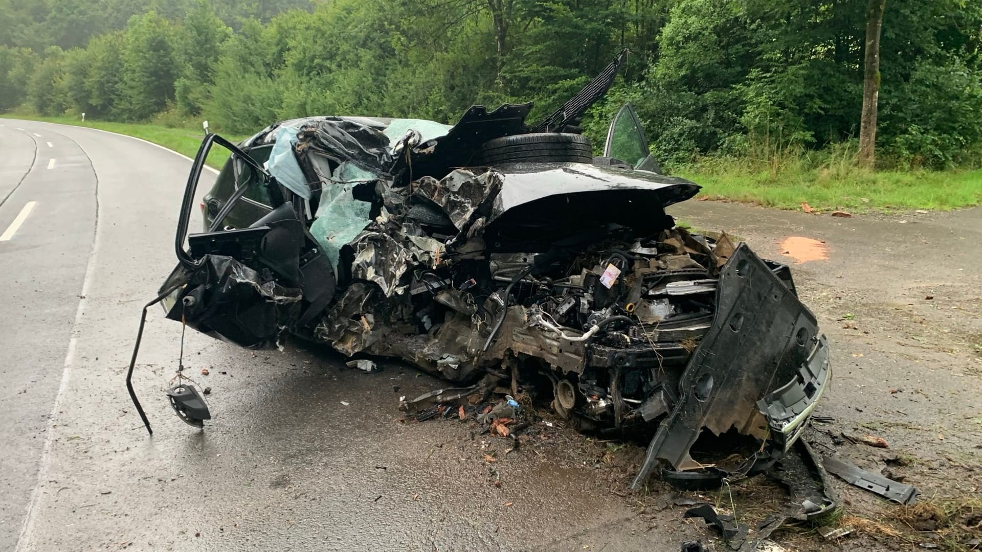 Das völlig zerstörte Unfallfahrzeug: Der Fahrer konnte einfach aussteigen.