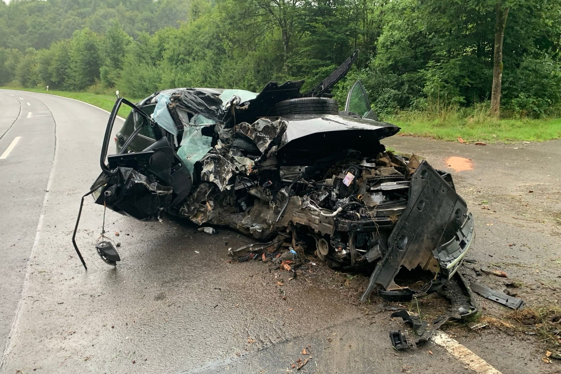 Das völlig zerstörte Unfallfahrzeug: Der Fahrer konnte einfach aussteigen.