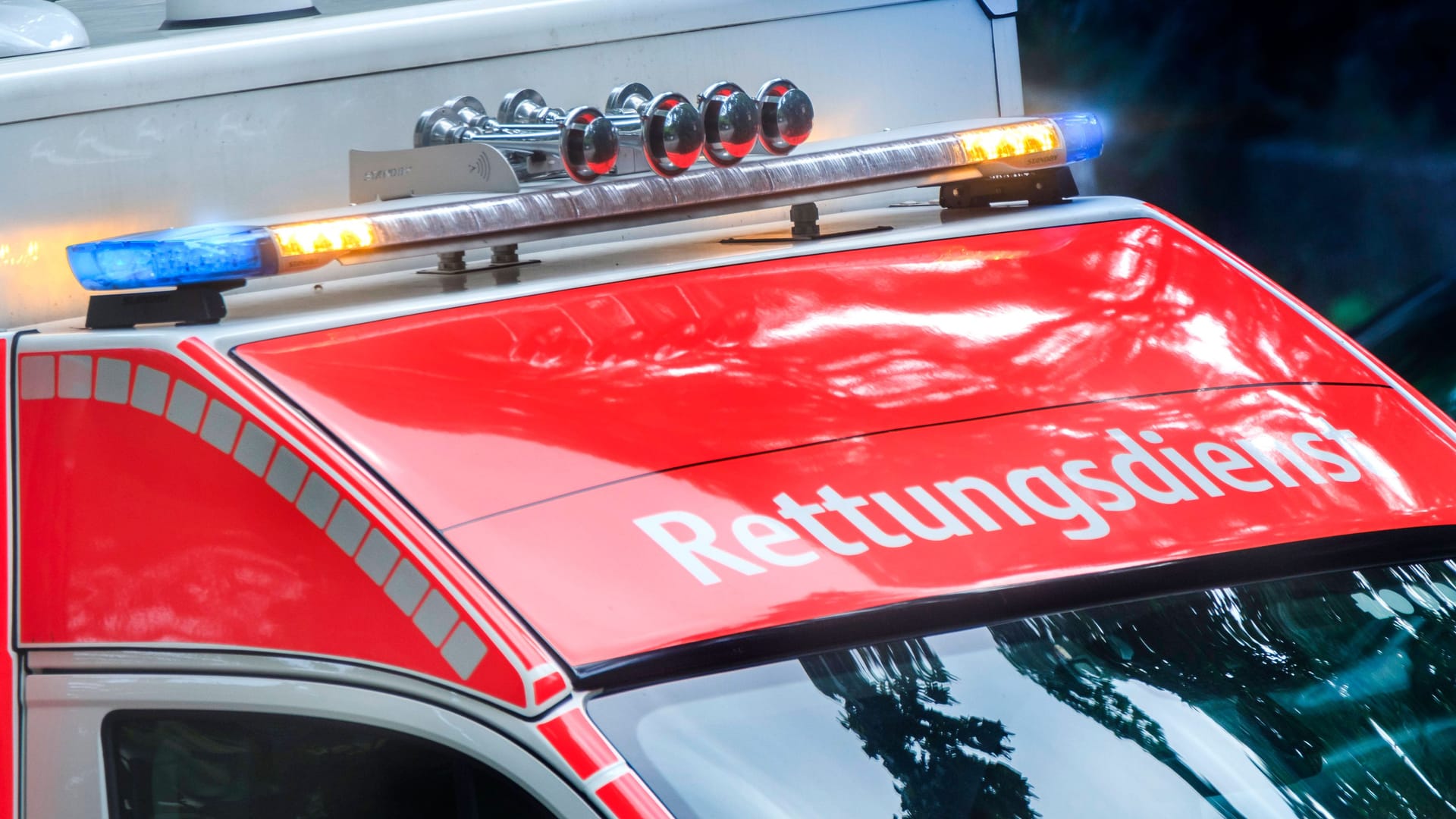 Ein Rettungswagen im Einsatz (Symbolbild): Für zwei Motorradfahrerinnen in Bayern kam jede Hilfe zu spät.