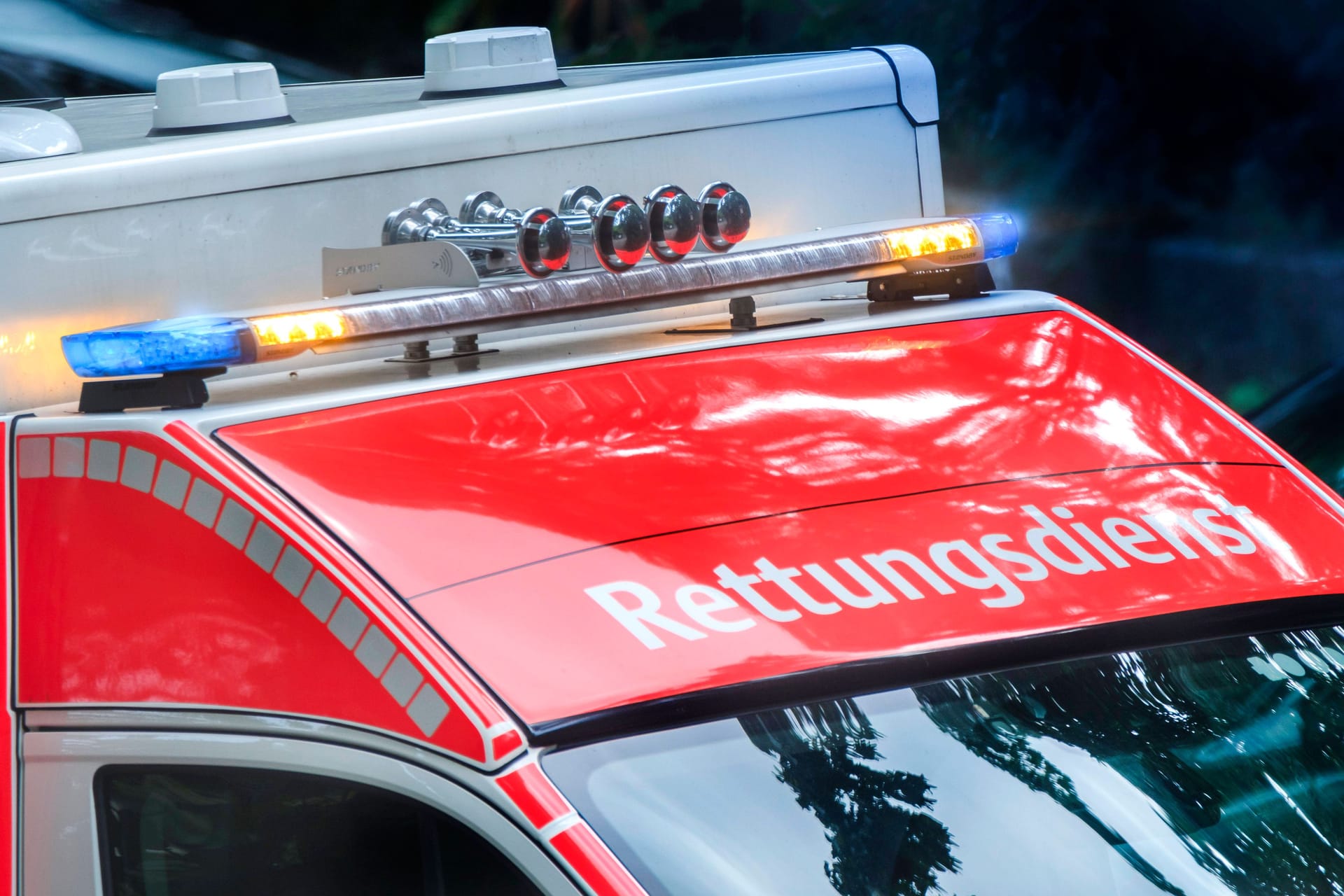 Ein Rettungswagen im Einsatz (Symbolbild): Für zwei Motorradfahrerinnen in Bayern kam jede Hilfe zu spät.