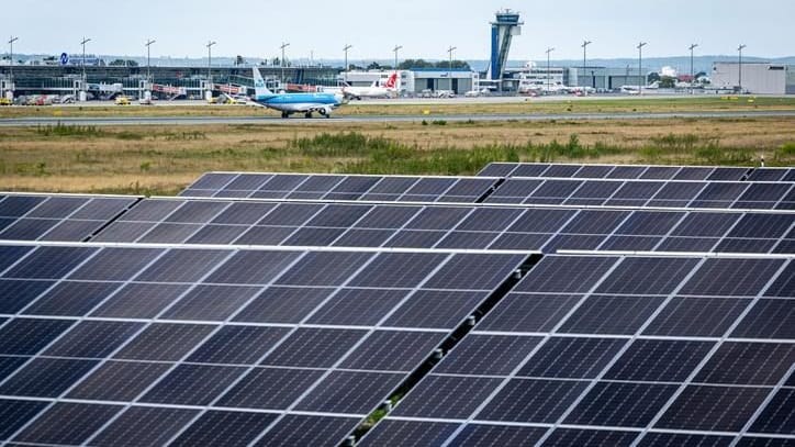 Die neue PV-Anlage am Flughafen Nürnberg ist nicht zu übersehen – weder vom Himmel aus, noch vom Boden. Die neue PV-Anlage am Flughafen Nürnberg ist nicht zu übersehen – weder vom Himmel aus, noch vom Boden.