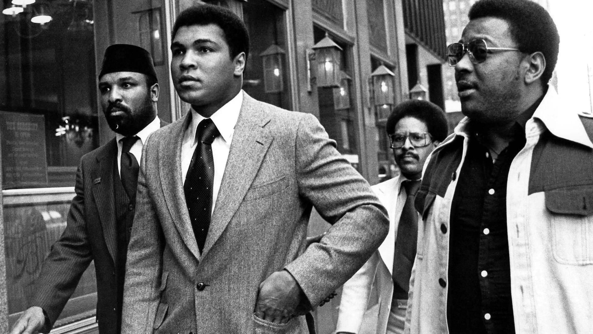 Schwergewichts-Weltmeister Muhammad Ali (M.) und sein Bruder Rahaman (l.) im Jahr 1976 vor einem Kampf im New Yorker Madison Square Garden.