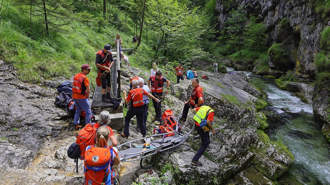 Einsatz für die Bergwacht an der Weißbachschlucht (Archivbild): Eine Frau war gestürzt und mit dem Kopf auf felsigem Untergrund aufgeschlagen. Sie konnte gerettet werden.
