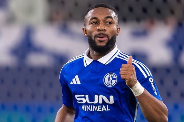 Schalkes Moussa Sylla jubelt nach einem Tor in der Veltins Arena.